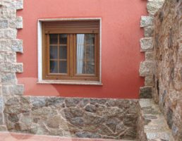 Fachada y patio en granito moreno país, biselado