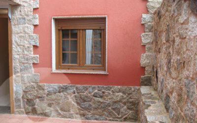 Fachada y patio en granito moreno país, biselado