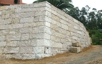 construcción de muro de contención en cachote