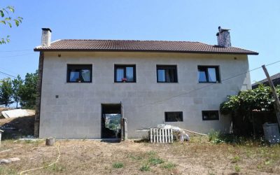 vivienda unifamiliar con GRANITO MORENO PAIS...Y CHIMENEA EN TACO DE SANTIAGO.