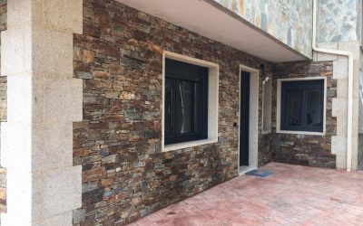 Forrado de fachada en taco de Santiago en Vigo